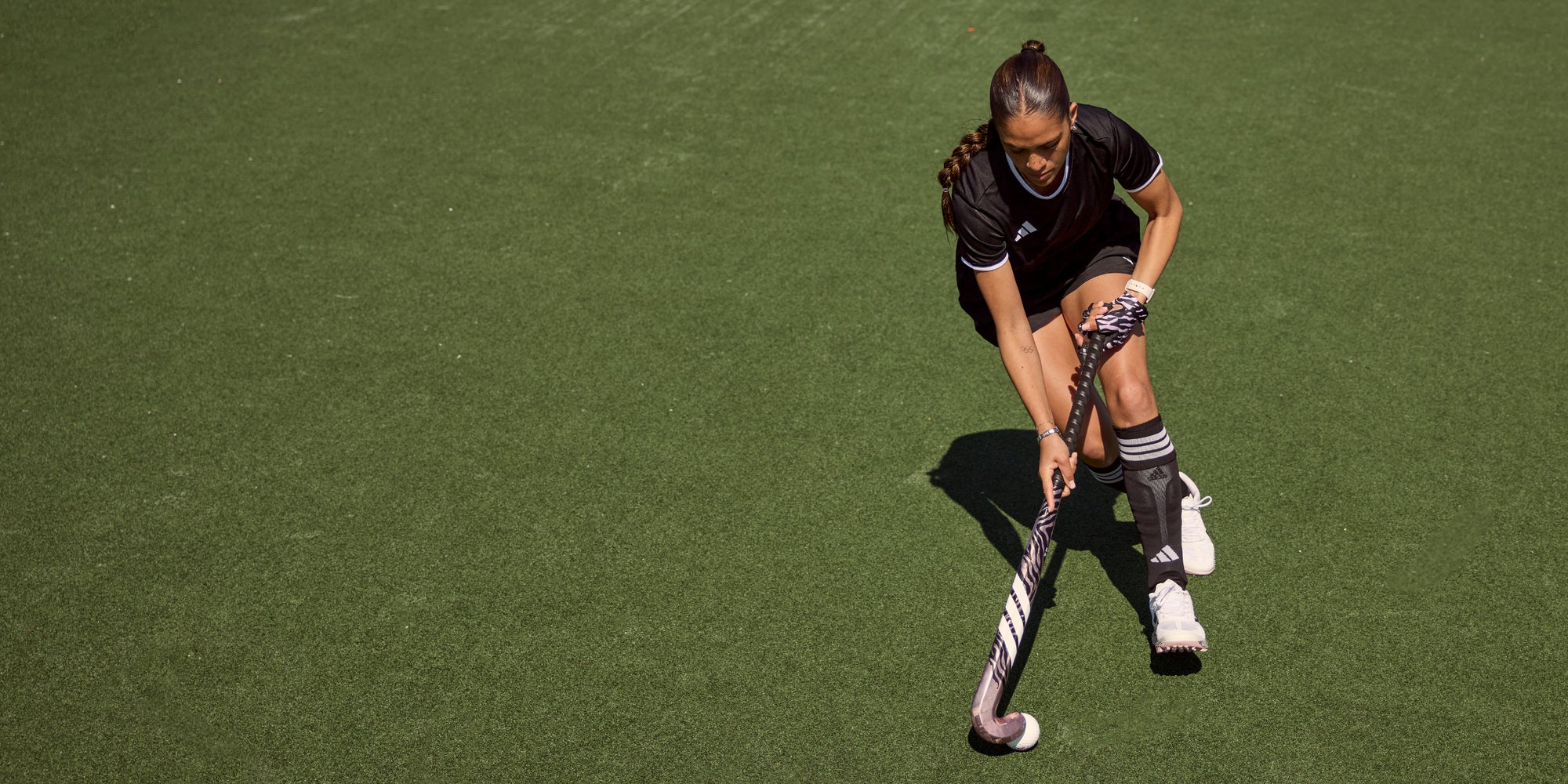Mujer jugando a hockey hierba