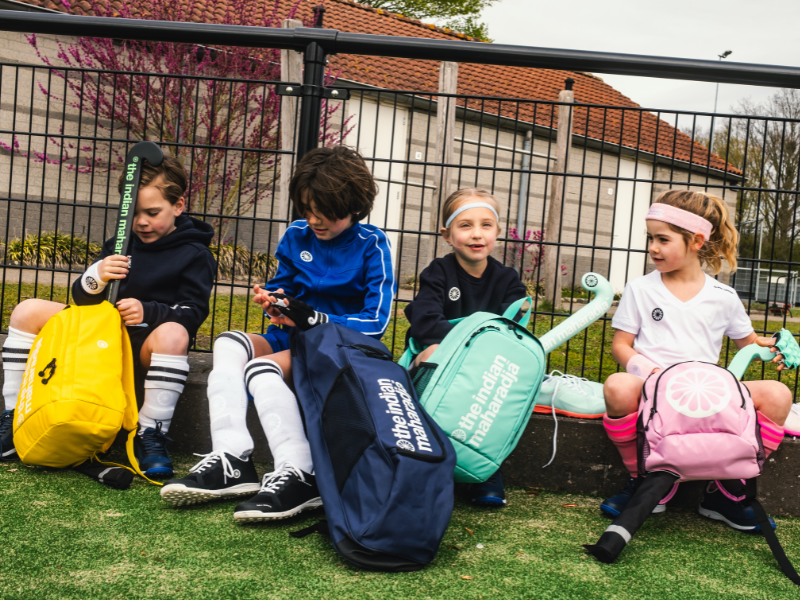 Niños con bolsas de hockey