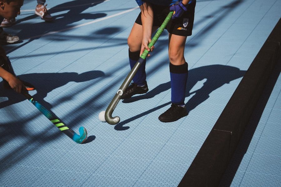 Sticks y sombras sobre pista azul