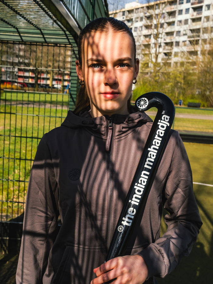Niña con stick de hockey